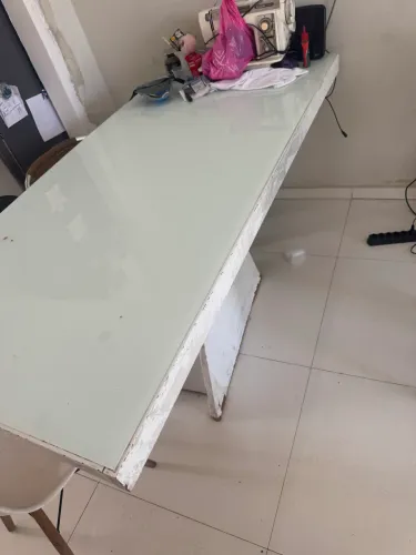 Mesa MDF com tampo de vidro