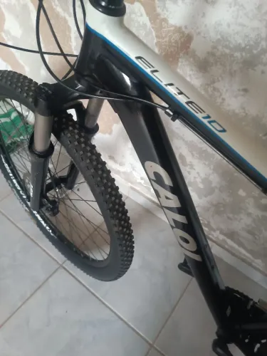 Vendo bicicleta Caloi elite 10 aro 29 componentes Shimano
