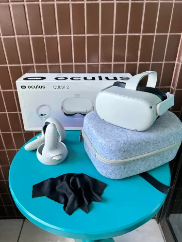 OCULUS QUEST - Com case de transporte e jogos na conta