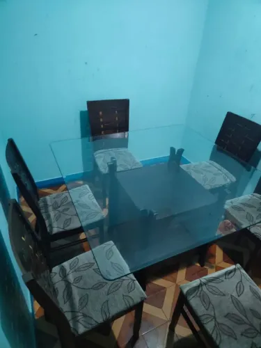 Mesa de Jantar com 6 cadeiras almofadadas.