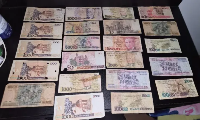 Cédulas e moedas antigas 