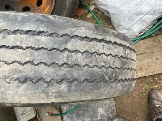 Pneu 295/80/22,5