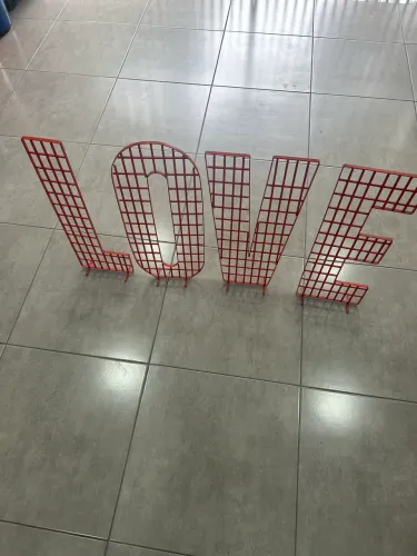 Letreiro ?LOVE? de ferro - decoração