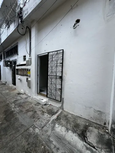 Alugo kitnet de um vão com uma divisória do quarto 