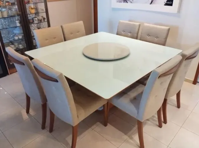Mesa nova com cadeiras de madeira 