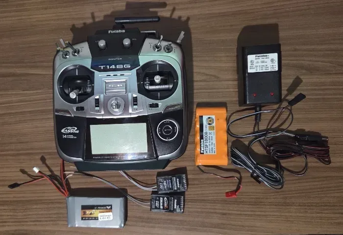 Rádio Futaba 14sg + 2 Receptores + Baterias + Carregador