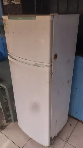 Uma geladeira