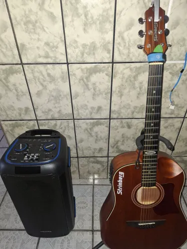 Violão e caixa de som