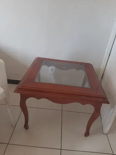 Vendo uma mesa provençal de canto