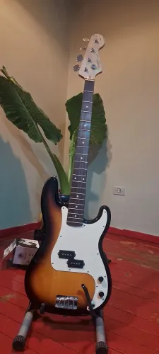 Contra baixo 4 cordas squier by fander