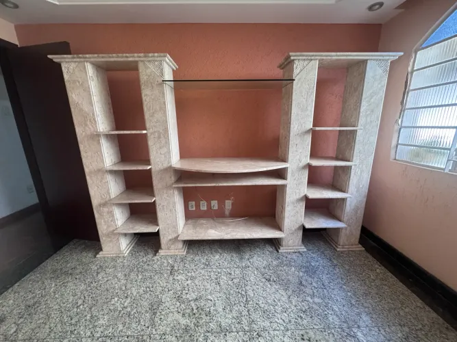 Estante de mármore 
