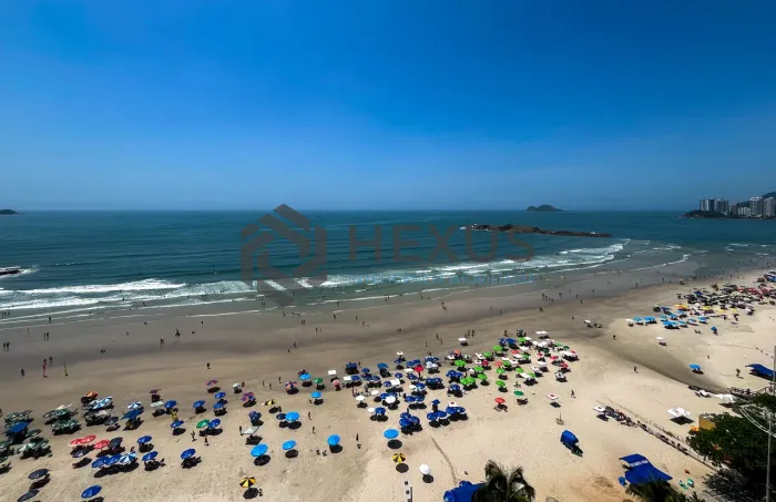 Apartamento reformado frente mar com varanda na Praia das Pitangueiras, Guaruja