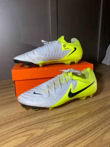 Chuteira Nike Phantom GX II Pro Campo
