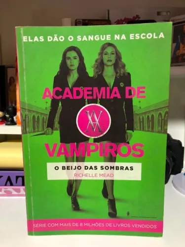 LIVRO: ACADEMIA DE VAMPIROS: O BEIJO DAS SOMBRAS (RICHELLE MEAD)