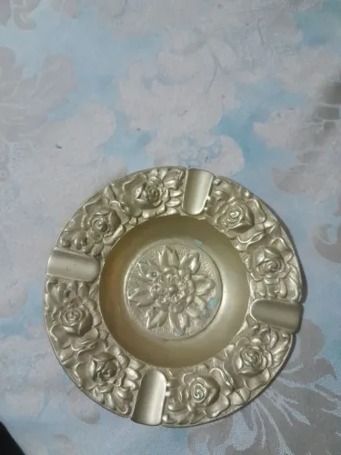 Antigo cinzeiro de bronze