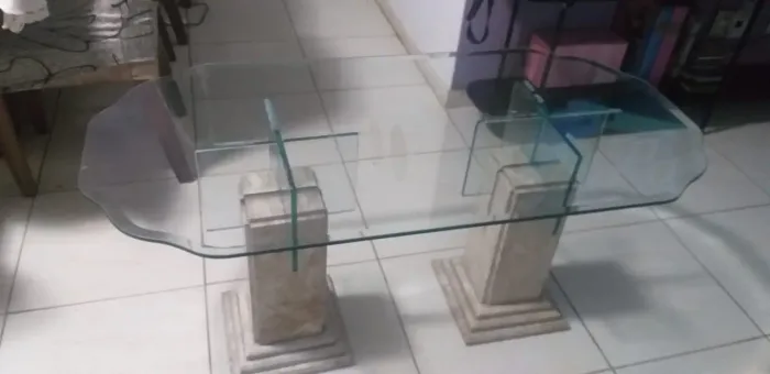 Vendo mesa de centro, pés em mármore, tampo de vidro lapidado - medidas: CxLxA 120X60x57