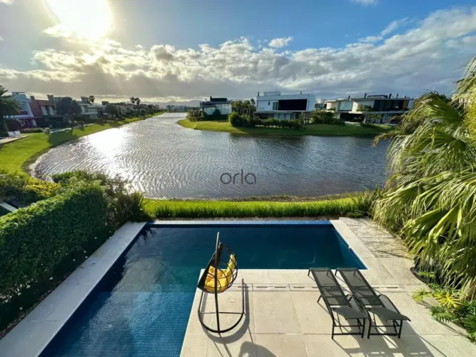 Sobrado com 04 suítes, sendo 01 suíte master com hidro, piscina aquecida e elevador à vend