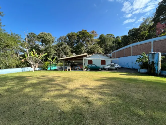 Uma casa abraçada pelo verde para venda