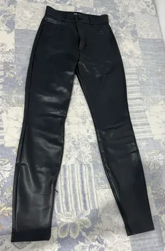 Calça de couro preta Zara 