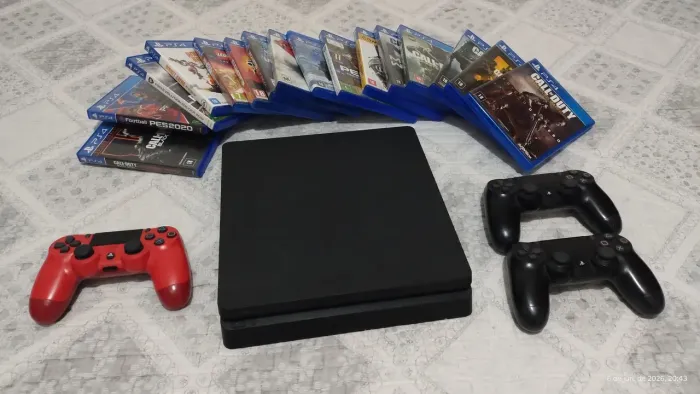 PS4 1TB com 16 jogos mídia física original e 3 controles