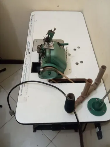 Máquina de costura overlok