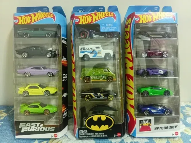 Conjunto c/5 carrinhos Hot Wheels, Velozes e Furiosos , Batman + Nave, Exotic Cars pack.