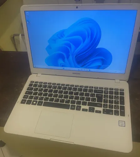 Notebook SAMSUNG I3 4GB SSD 128GB Tela de 25, bateria autonomia excelente, muito novo