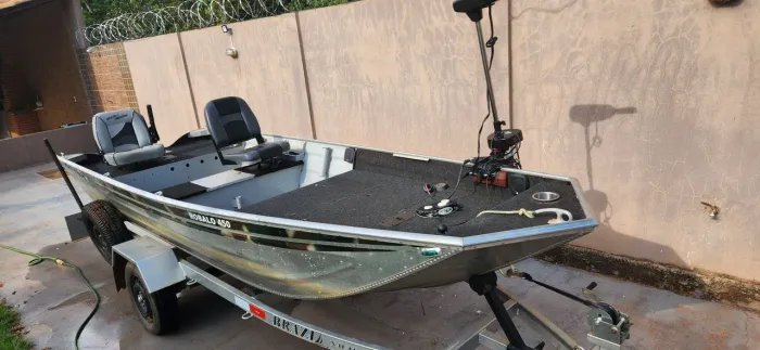 Barco 4,5m, plataformado com motor Mercury 15 Super