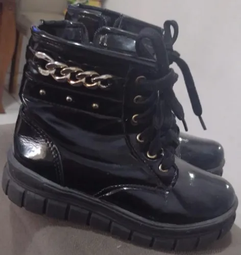 Bota tamanho 33 nova