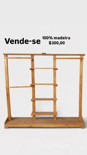 Arara de madeira 