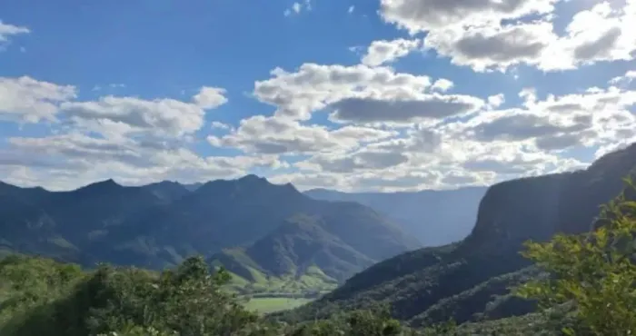 Terreno rural medindo 11,6 hectares, em meio a natureza, cercado pelas montanhas ao pé da 