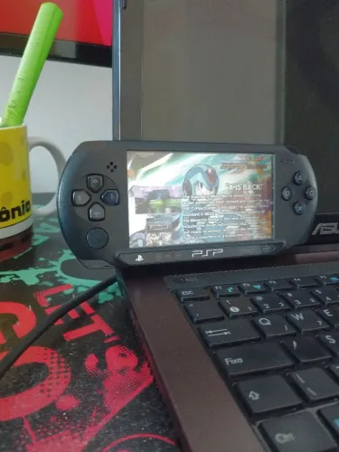 Psp street semi-novo em ótima estado de conservação 