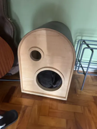 Casinha de pet curva em madeira 