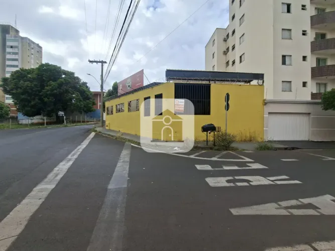 Casa comercial para locação no bairro Saraiva