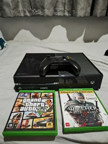 Xbox One +1 controle + GTA V e The Witcher 3