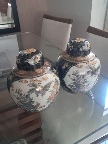 Dois potichis chineses, muito bonitos.
