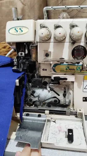 Máquina de costura enterloque seme nova com marcas de uso 