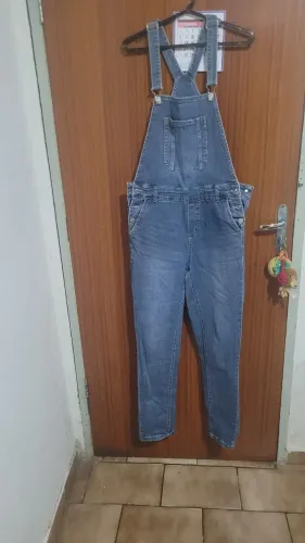 jardineira jeans com lycra