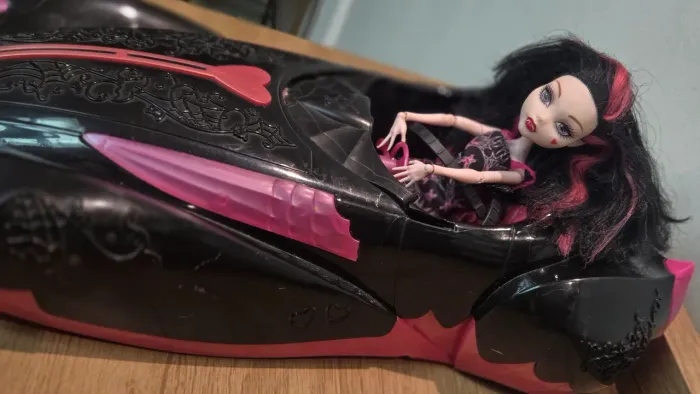 Draculaura em seu carro original Monsters high raro
