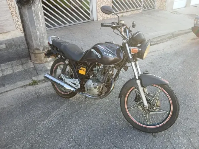 Vendo moto Suzuki Yes 125, moto extremamente econômica. Excelente para o dia-a-dia.
