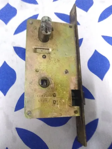 FECHADURA DE PORTA ANTIGA