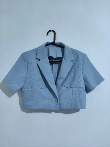 blazer cropped manga curta azul bebê elegante com ombreiras