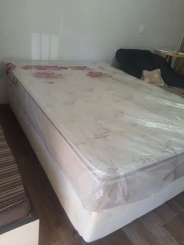 Cama de casal e colchão