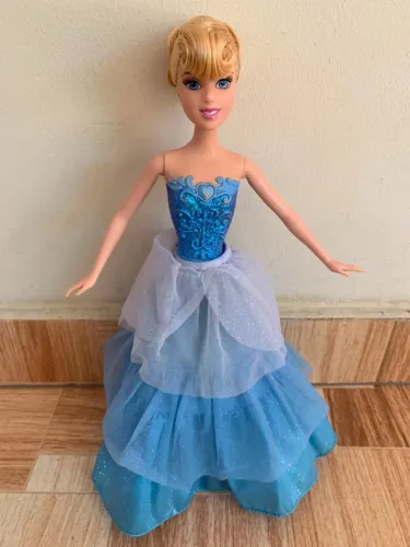 Boneca Barbie Cinderela com vestido que transforma