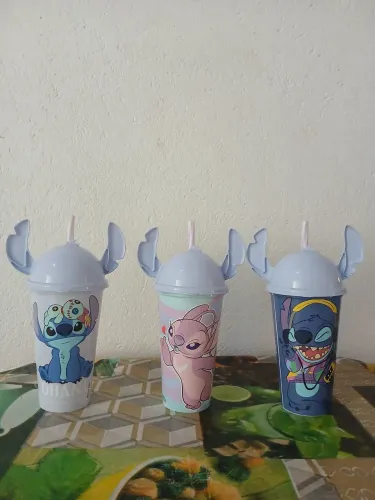 Garrafas e copos personagens infantis na promoção