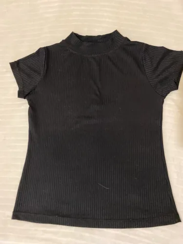 Camiseta de gola preta (tamanho M)