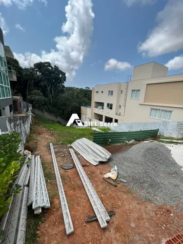 Terreno declive com 559m² - Alphaville Salvador 02 - Condomínio com infra e segurança 24h
