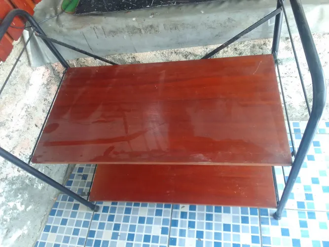 Estante de madeira com estrutura de metal