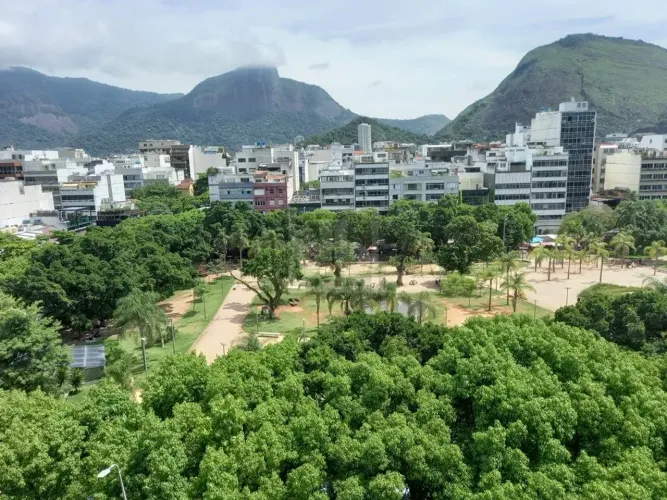 Ipanema, 03 quartos, vaga, vista maravilhosa para praça N.S. da Paz, Cristo e montanhas.