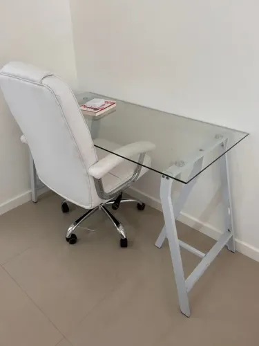 Mesa com tampo de vidro